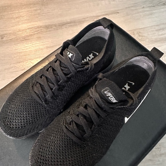Nike Vapormax Flyknit 2 Women’s Black and White Athletic Shoes - Picture 3 of 7